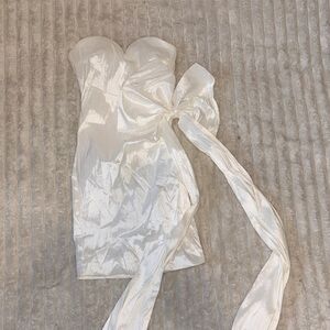 Elegant White Strapless Dress